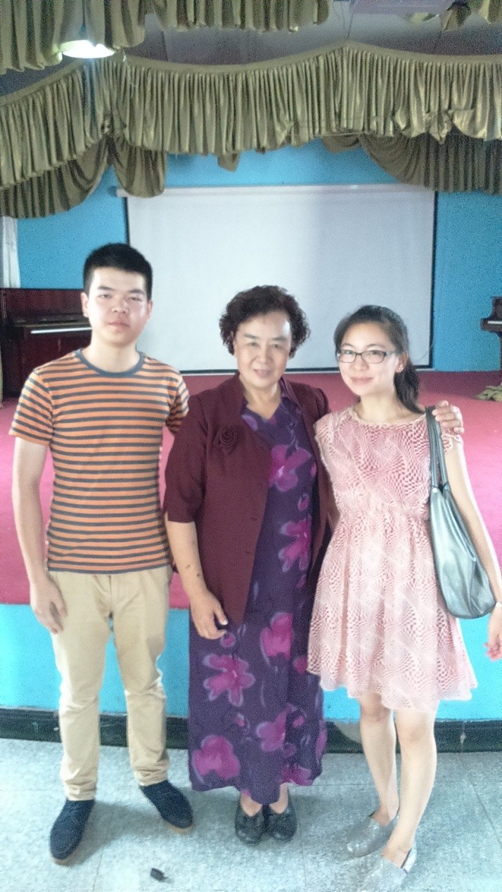 圖為仟億達員工與太陽(yáng)村辦人張淑琴女士合影留念