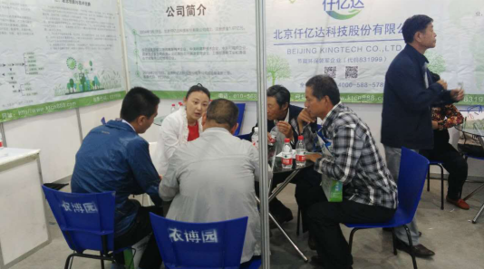仟億達向前來(lái)咨詢(xún)的顧客講解生物質(zhì)多聯(lián)產(chǎn)勢