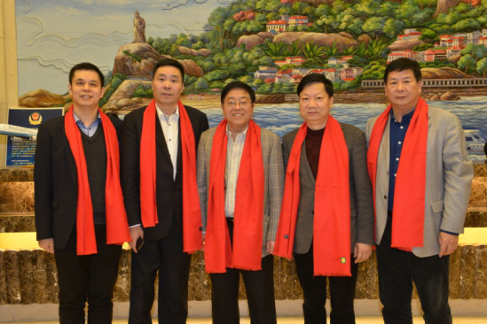 仟億達(dá)集團(tuán)董事長鄭兩斌（左一）、陜西廈門商會會長陳信雄（左二）、與廈門市人原副主任汪興裕（正中）、廈門駐京辦主任王飛（右二）廈門企業(yè)商會會長蔣清林（右一）