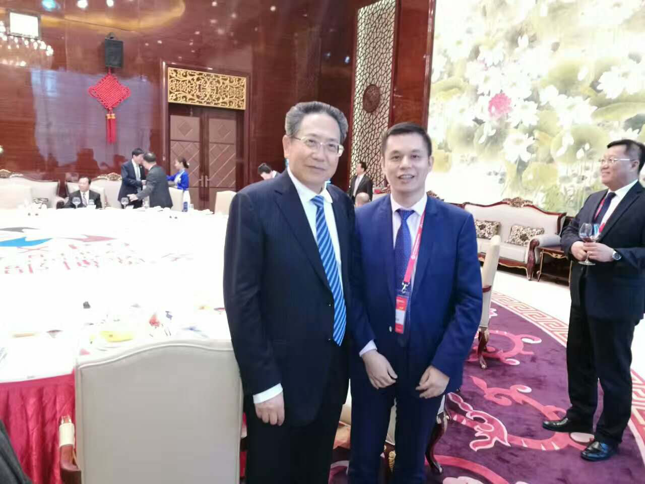 安徽省委書記、省人常委會(huì)主任李錦斌（左）仟億達(dá)集團(tuán)董事長鄭兩斌（右）與合影留念