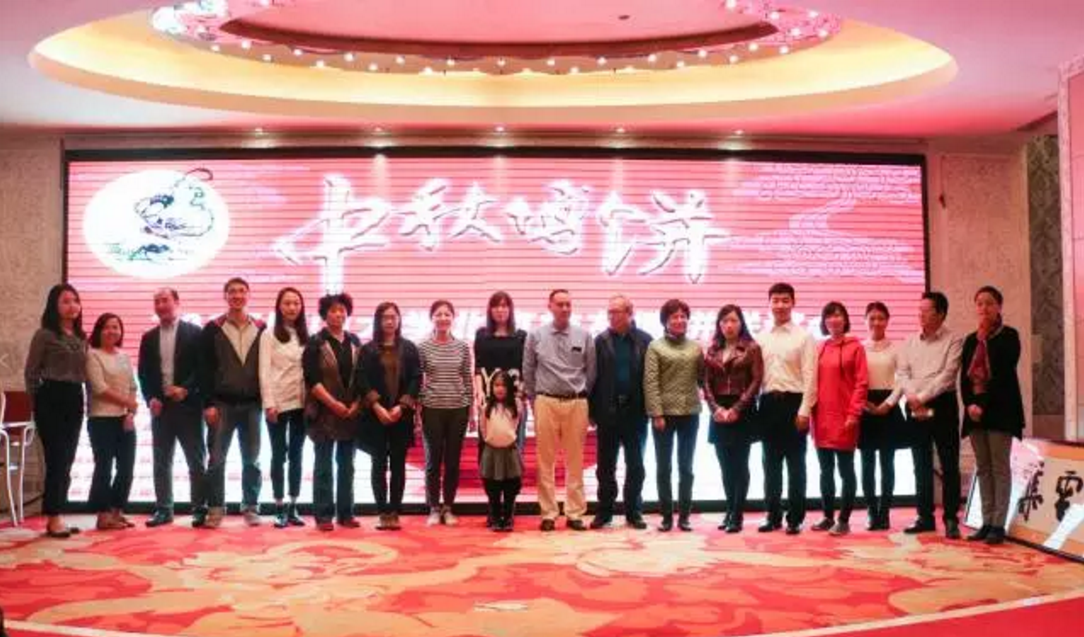仟億達集團董事長(cháng)鄭兩斌參加廈門(mén)大學(xué)北京校友博餅聯(lián)誼會(huì )