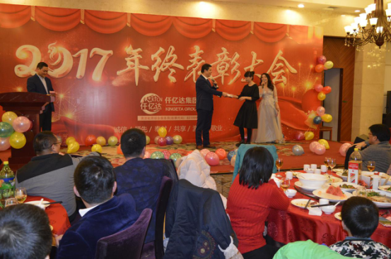 董事長(cháng)鄭兩斌先生抽取、頒發(fā)終級幸運獎